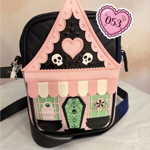 053,NWT Pink and Black Beautiful Crossbody From Bath and Body WoksCrossbody Bag